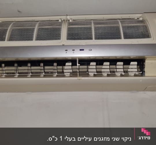 יחידת מיזוג אוויר מותקנת על קיר עם מכסה פתוח
